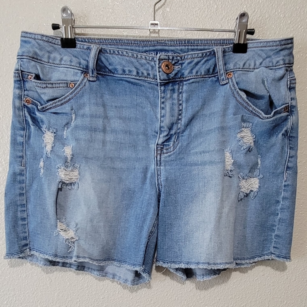Maurices Light Wash Denim Jean Shorts Size 7/8